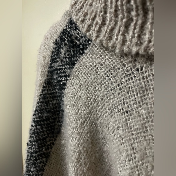 L/XL Soft, poncho style sweater. Northern Angel - Picture 2 of 4